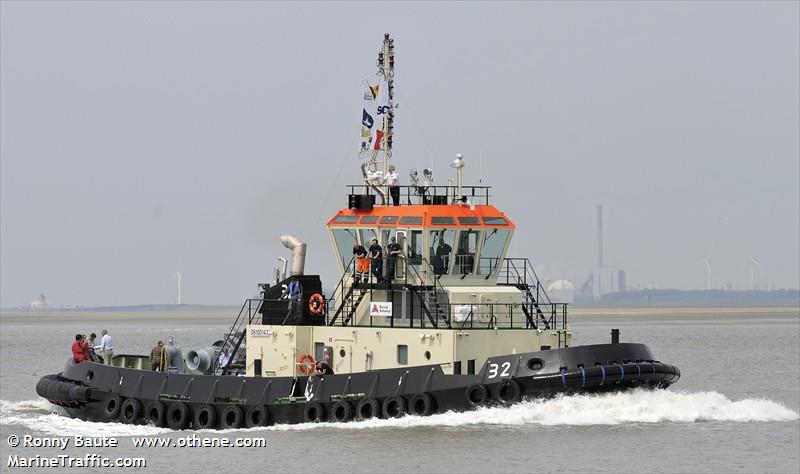 TUG 32 FOTO