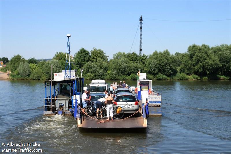 FAEHRE RUMPENHEIM FOTO