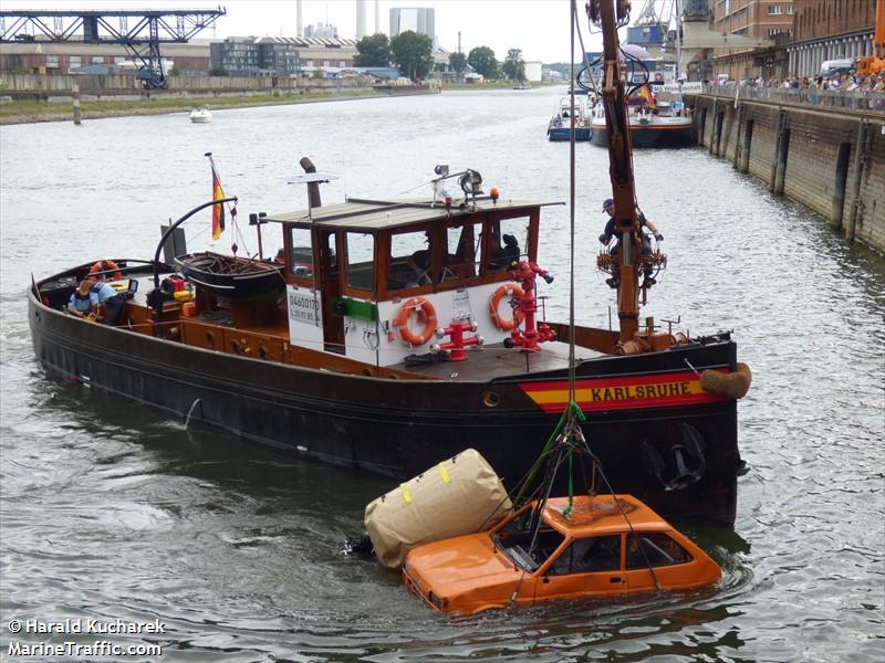 KARLSRUHE SCHLEPPER FOTO