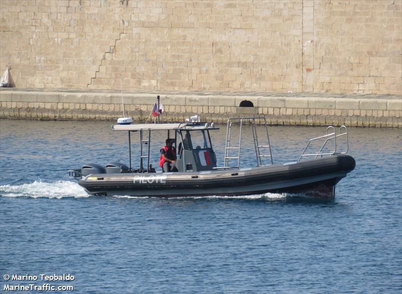 PILOT BOAT P120 FOTO