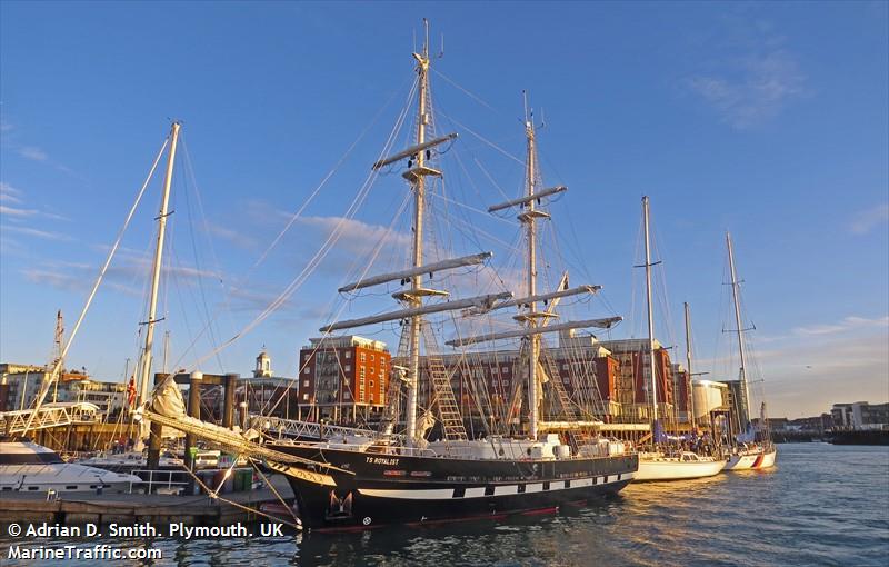 TS ROYALIST FOTO